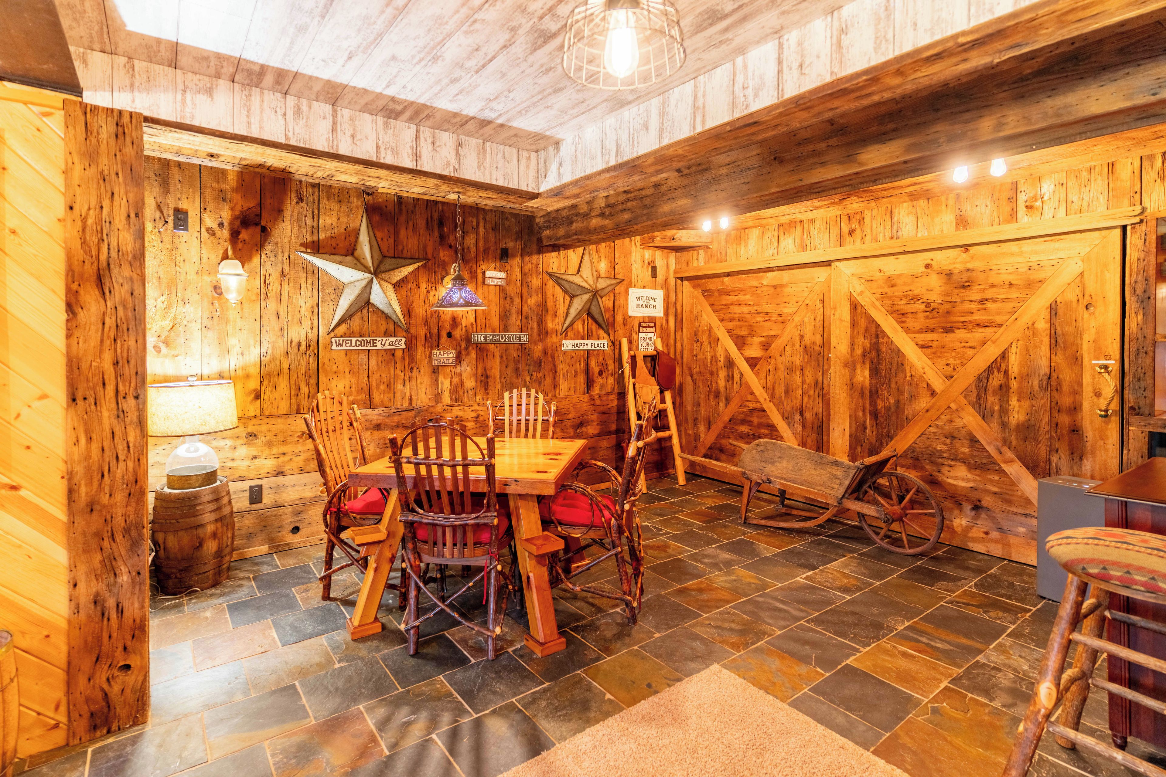 Ein rustikaler Holzraum mit einem Holztisch, Stühlen und einer Bank.
