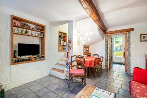 Interior - Holiday Home 'La Maison De Caroline' with Private Terrace, Wi-Fi and Air Conditioning (Villeneuve-Loubet)