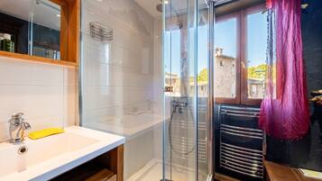 Een douche, een haardroger