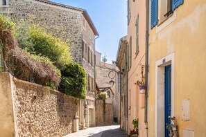 Property grounds - Holiday Home 'La Maison De Caroline' with Private Terrace, Wi-Fi and Air Conditioning (Villeneuve-Loubet)