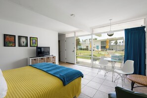 16 habitaciones, escritorio y tabla de planchar con plancha 