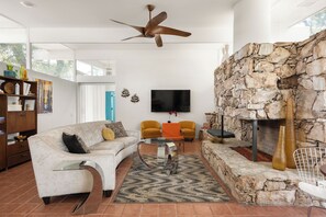 Smart TV, tenis de mesa y oficina 