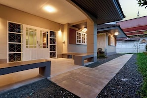 Unclassified image, 2 of 70, button - AIRI Home,3BR near Thapae and walking str old town CNX (Chiang Mai)