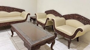 A room with a sofa set and a coffee table. - Large Villa 3BR Cieumbuleuit near PVJ & Cihamplas (Cidadap)