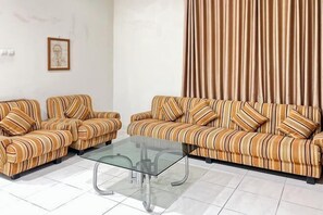Living area - Large Villa 3BR Cieumbuleuit near PVJ & Cihamplas (Cidadap)