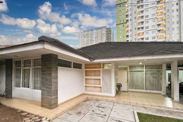 Exterior - Large Villa 3BR Cieumbuleuit near PVJ & Cihamplas (Cidadap)