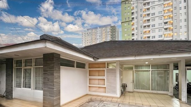 A residential building with a covered patio, large windows, and a tiled roof. - Large Villa 3BR Cieumbuleuit near PVJ & Cihamplas (Cidadap)