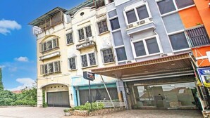 A multi-story building with a storefront on the ground floor. - Capital O Pusat Kota Pekanbaru Near Mall Living World Formerly Radja Homestay (Tengkerang Barat)