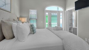 3 habitaciones, tabla de planchar con plancha, wifi y ropa de cama 