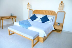 A bed with a wooden headboard, a bedside table, and a bench. - Villa Moon Orchid - 3 bedroom villa (Bali)
