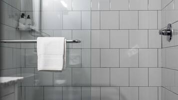 Ducha, secador de pelo, toallas