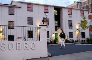 Exterior detail - 2 Blocks to Broadway | 1BDR King Suite | SoBro (Nashville)