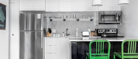 Cafetera y tetera, refrigerador, microondas y horno