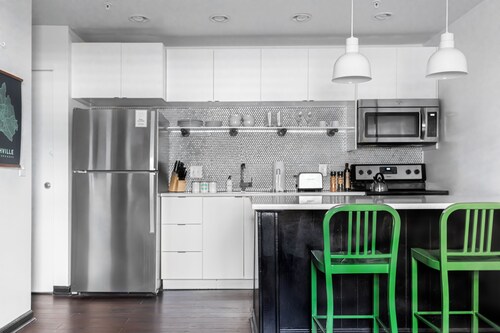 2 Blocks to Broadway | 1BDR King Suite | SoBro