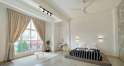 3 BDR shoplot style homestay Yong Peng three rooms.