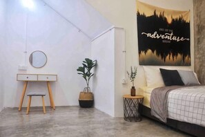 Une chambre à coucher comprenant un lit, une table de chevet, une commode, un miroir fixé au mur et une plante en pot.