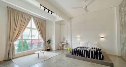 3 BDR shoplot style homestay Yong Peng three rooms.