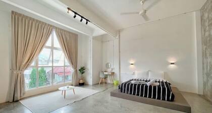 3 BDR shoplot style homestay Yong Peng three rooms.