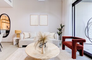 Departamento de lujo, vista a la ciudad | Área de sala de estar | Smart TV de 55 pulgadas con canales digitales 