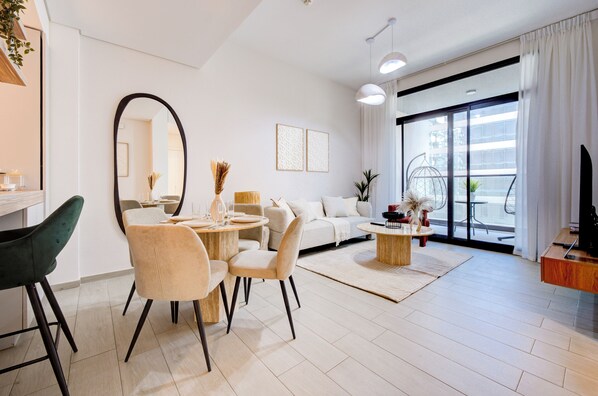 Luxury Apartment, City View | Living area | 55-inch Smart TV with digital channels - WIlton Terraces Residences - Meydan (Dubai)