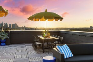 Outdoor dining - Rooftop + 1 Mile to Broadway | Carter 1BDR Suite (Nashville)