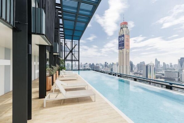 Hồ bơi ngoài trời