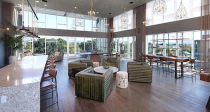 Charming 2BR Retreat Pool Gym 10min to Disneyland