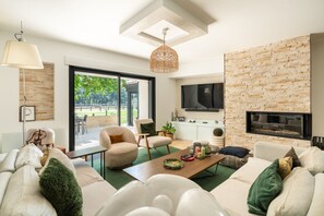 تلفزيون، مدفأة، كرة قدم الطاولة، تنس طاولة