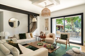 تلفزيون، مدفأة، كرة قدم الطاولة، تنس طاولة