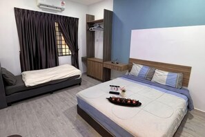 Un dormitorio con cama, mesita de noche y ventana con cortinas.