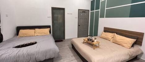 Ein Schlafzimmer mit zwei Betten, einem Holz-Kopfteil und einem an der Wand befestigten Regal.