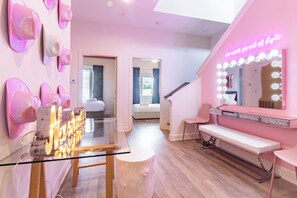 4 soverom, skrivebord, wi-fi (inkludert) og sengetøy