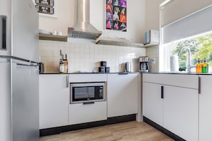 Kjøleskap, mikrobølgeovn, kokeplater og kaffetrakter/tekoker