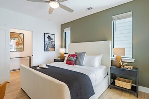 2 slaapkamers, een bureau, een strijkplank/strijkijzer, reisbedje