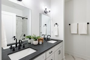 Dusche, Haartrockner, Handtücher