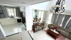Eine moderne Wohnung mit Küche, Essbereich und Wohnzimmer.