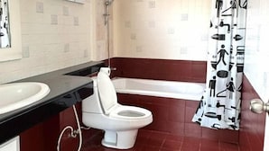 Ein Badezimmer mit Toilette, Badewanne und Waschbecken.