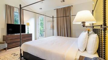 52 habitaciones, escritorio y tabla de planchar con plancha