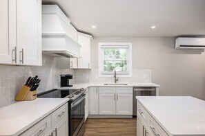 Mikrobølgeovn, ovn, kokeplater og kaffetrakter/tekoker