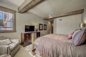 2 habitaciones, escritorio y tabla de planchar con plancha 