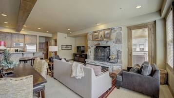 تلفزيون ذكي، مدفأة، مكتب