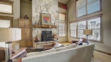 تلفزيون ذكي، مدفأة، مكتب