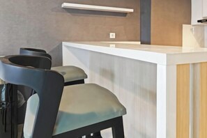 Dining - Newly 1BR Apt Cikarang with Pool Gym & Wi-Fi (Bekasi Regency)