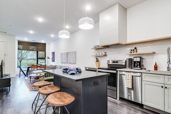 Réfrigérateur, four à micro-ondes, un four, surface de cuisson