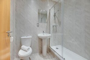 Room - Friarsgate Apartment by Week2Week (Newcastle)