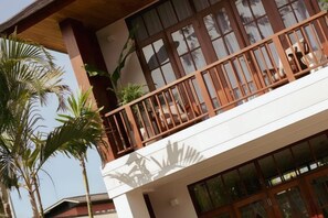 Unclassified image, 3 of 21, button - Plawa Laguna (Bali)