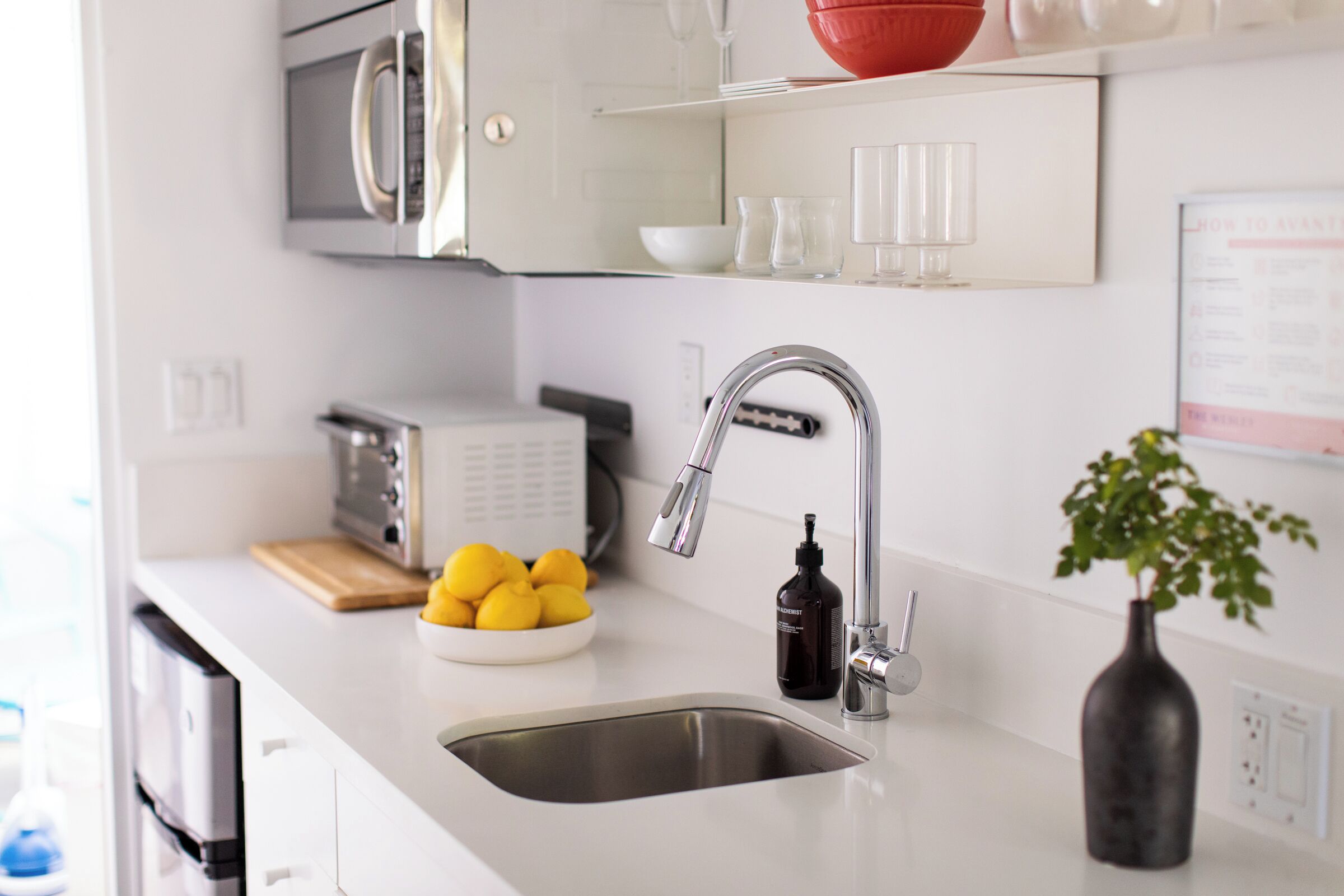 Refrigerador, microondas, cafetera y tetera y utensilios de cocina 