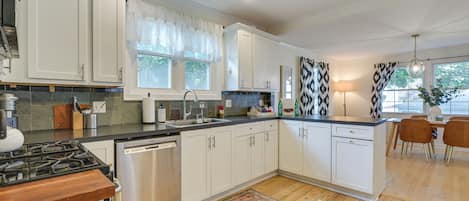 House (3 Bedrooms) | Interior