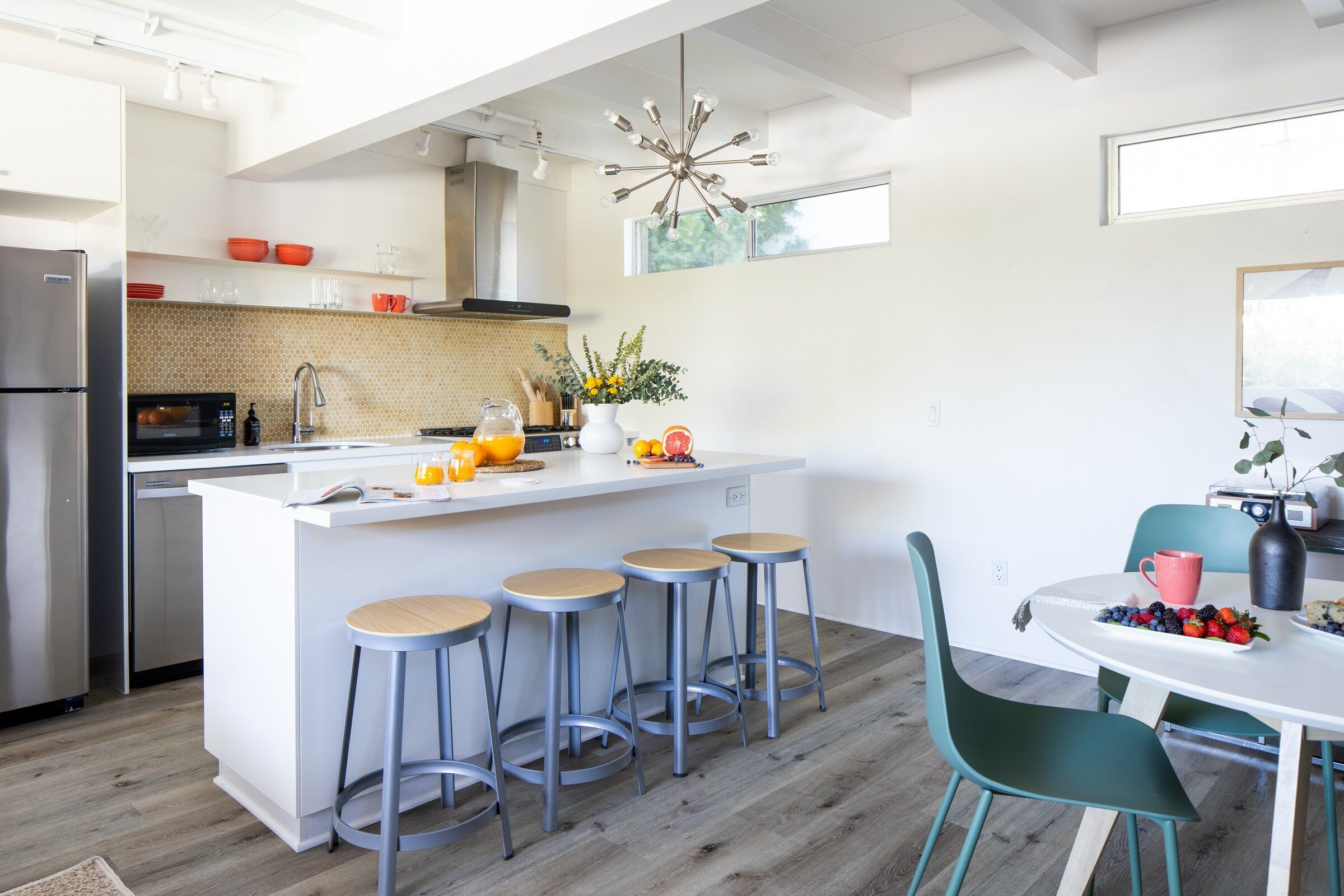 Refrigerador, microondas, horno y parrilla de estufa 