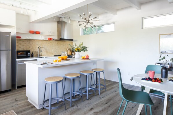 Refrigerador, microondas, horno y parrilla de estufa 